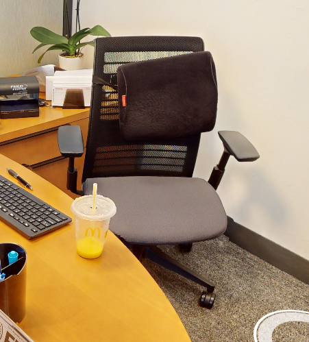 Task chair with arms