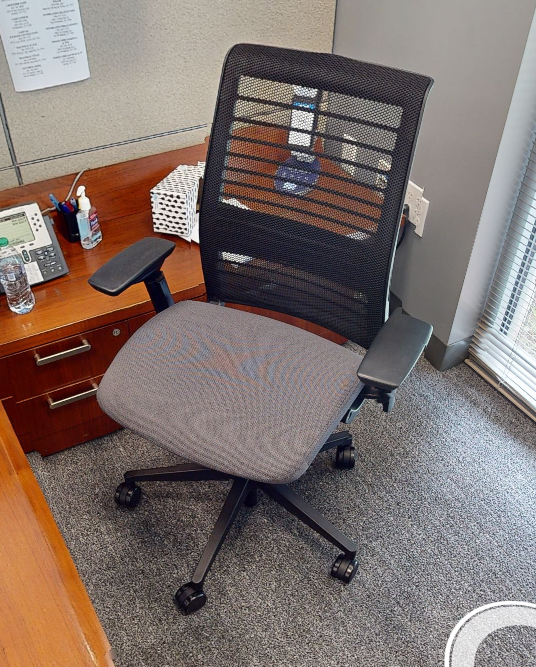 Task chair with arms