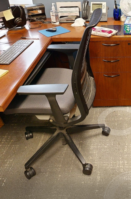 Task chair with arms