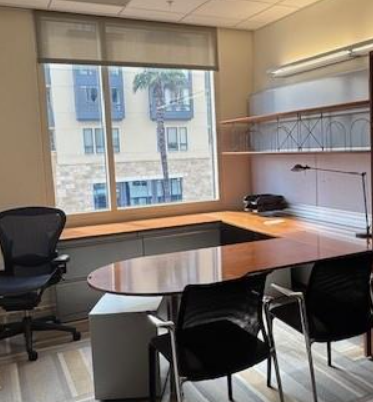 u shaped desk/cubicle