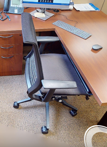 Task chair with arms