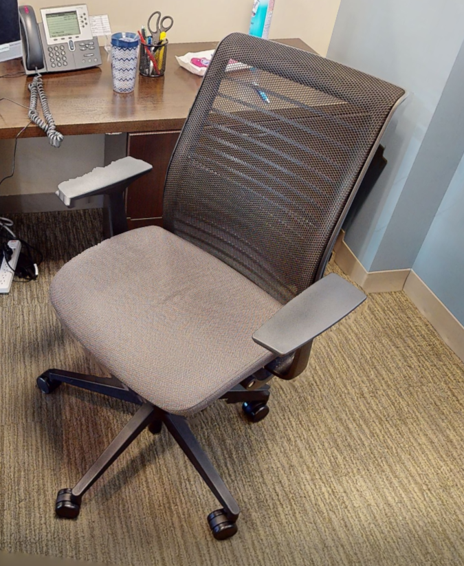 Task chair with arms
