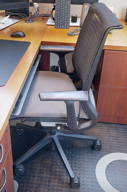 Task chair with arms