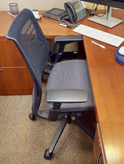 Task chair with arms