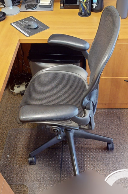 Task chair with arms