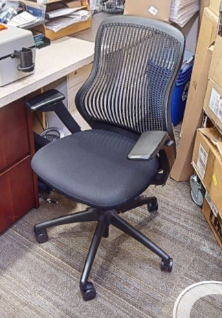 Task chair with arms