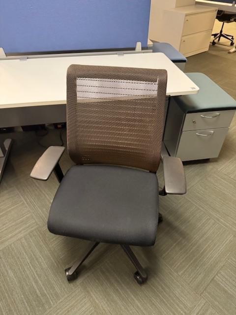 BLACK/BROWN THINK CHAIR