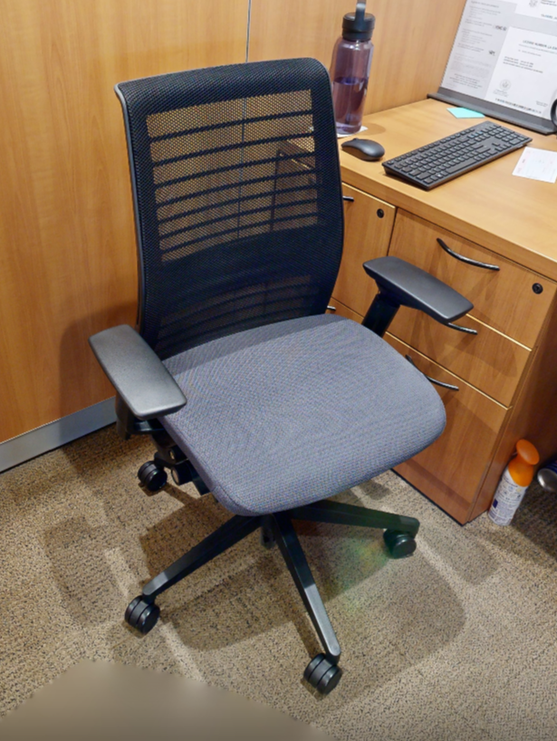 Task chair with arms