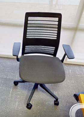 Task chair with arms