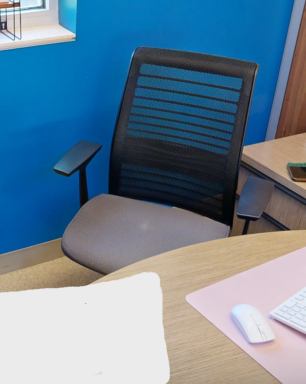 Task chair with arms