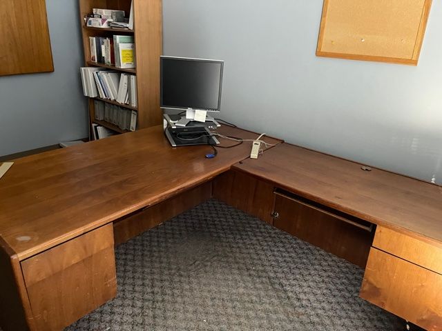 Right-Hand Desk - L Shaped 7'x6'