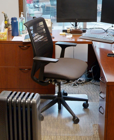 Task chair with arms