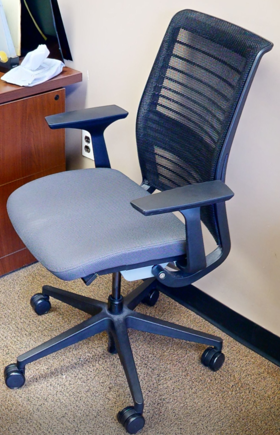 Task chair with arms