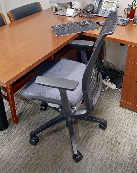 Task chair with arms
