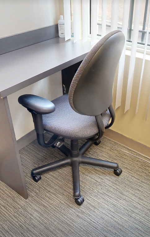 Grey task chair w/arms