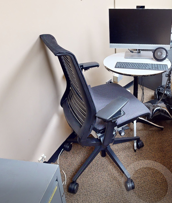 Task chair with arms