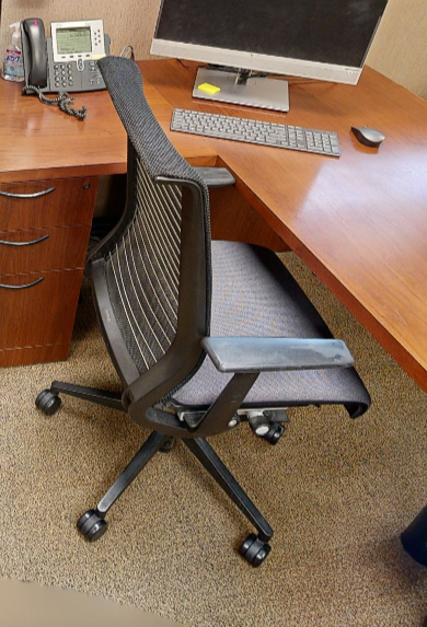 Task chair with arms