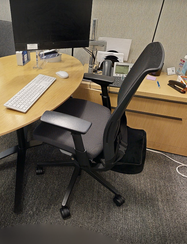 Task chair with arms