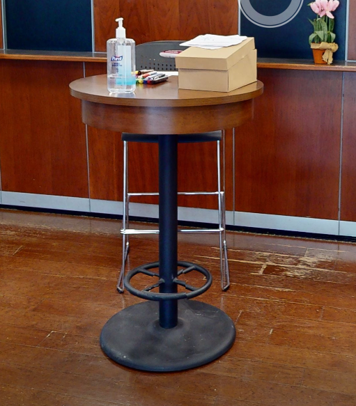 Standing round lab table