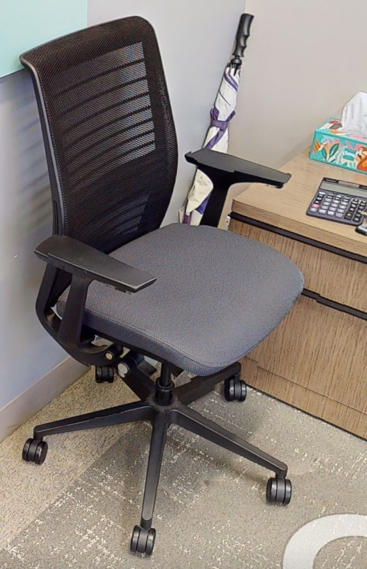 Task chair with arms