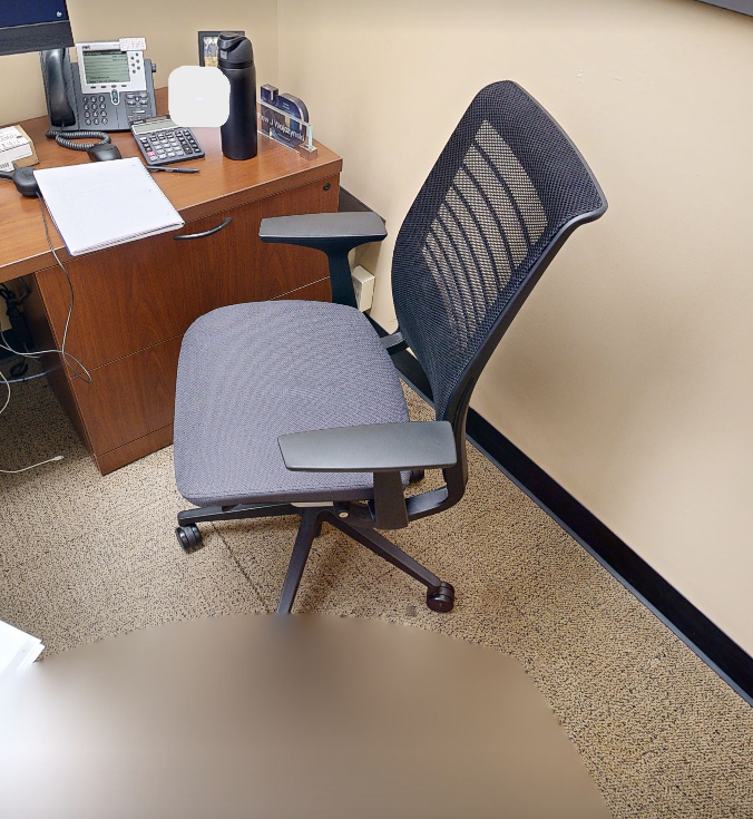 Task chair with arms