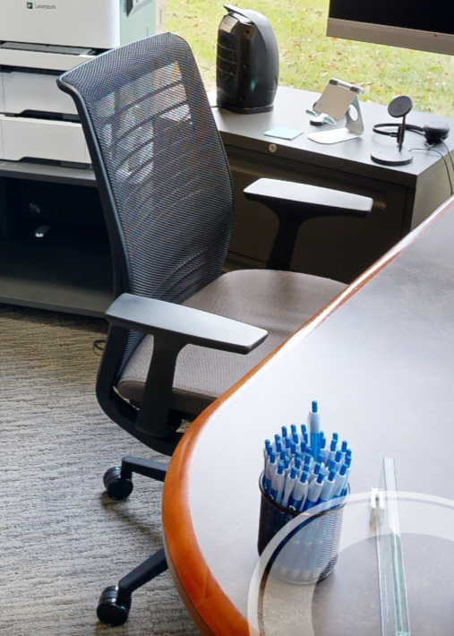 Task chair with arms