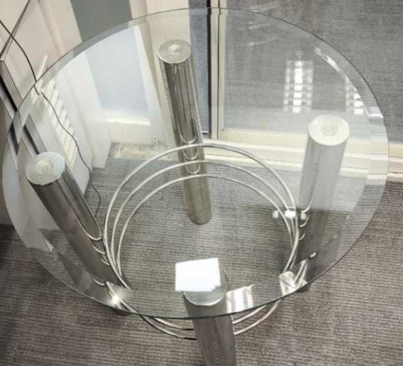 Round Side Table
Clear glass top
Chromed 4-legs base