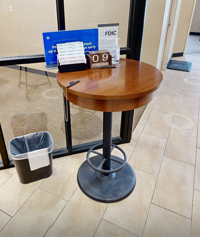 Standing round lab display table