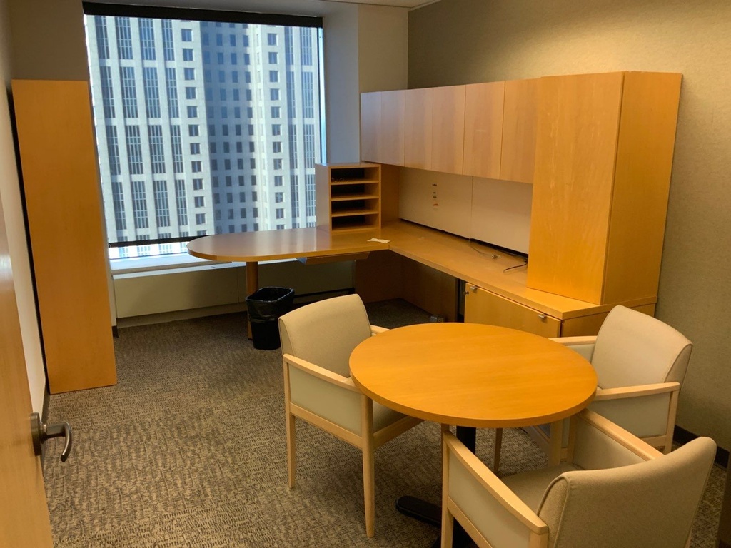 Executive "L" Group w/ 98"W Hutch, Tackboard, Task lights, Paper Mgt.,
36x78 Bullet Desk w/ Modesty, 24x70 Return, 30"W FF Laateral Pedestal,
Desk Top Storage Tower, Right Hand, Maple