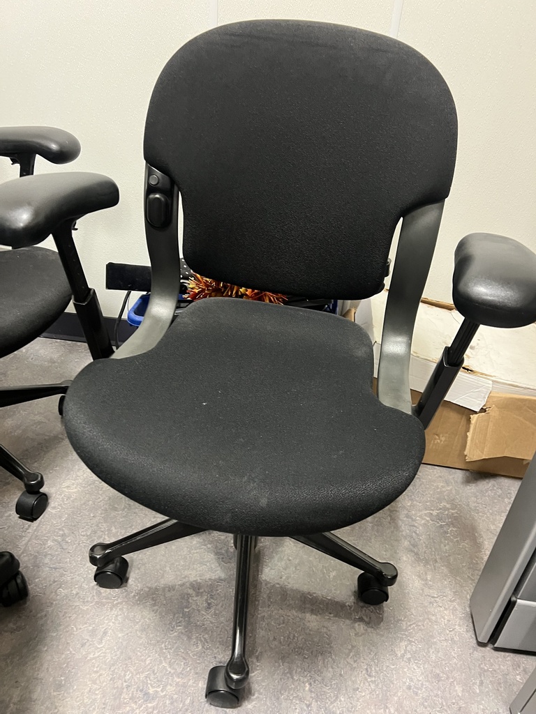 BLACK OFFICE CHAIR
