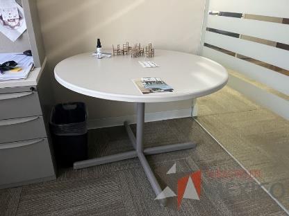 Mesa de trabajo circular con base metálica y cubierta color blanco 