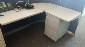 Workstation, L-shaped, with 2-drawer pedestal | Estación de trabajo, en L, con armario de 2 cajones