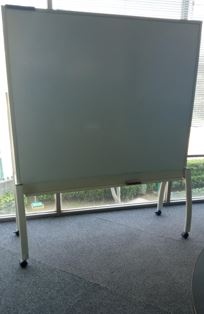 Whiteboard, on wheels | Pizarra, sobre ruedas