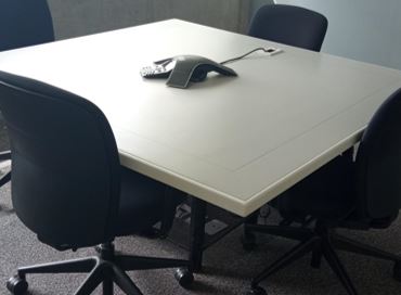 Rectangular meeting table, with power outlet | Mesa de reunión rectangular, con toma de corriente