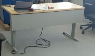 Desk, grey with wood top | Escritorio, gris con tapa de madera