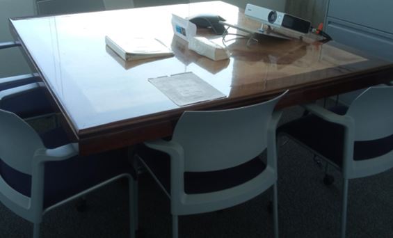 Square table, wood | Mesa cuadrada, madera