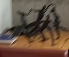 Metal sculpture of human figures | Escultura en metal de figuras humanas