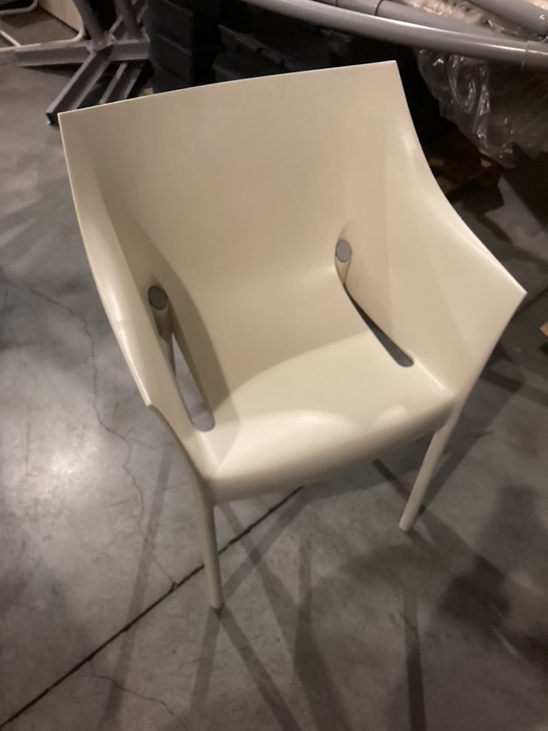 White guest chair | Cadeira de convidado branca