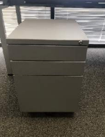 [#D16-16] Small Rolling Cabinet