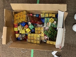 [#I2-85] Box of mini presents, misc.