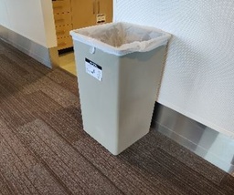 [#G4-18] Plastic garbage bin