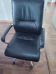 [#B5-95] BLACK LEATHER ARM CHAIR WITH WHEEL