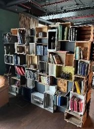 [#D25-6] Wooden wall and shelf | Dřevěná stěna a police