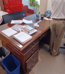 [#E4-255] Desk 6’ X 3’