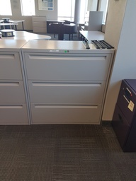 [#D8-20] Grey metal 3 drawer filing cabinet