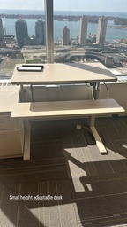 [#E10-32] Small height-adjustable desk