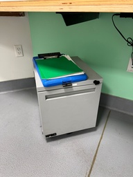 [#D16-37] Small Metal Table/Pedestal