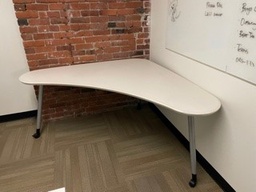 [#C5-39] Corner table