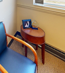 [#C11-10] Small round side table