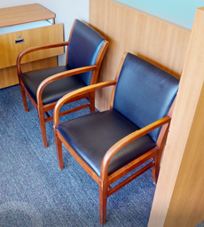 [#B9-6] Black guest chair with arms